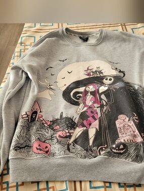 A NIGHTMARE BEFORE CHRISTMAS Eternally Yours Gray Crewneck Sweatshirt Medium